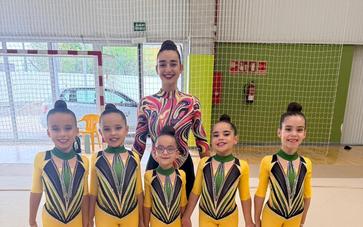Zaira Castro Louzán e o conxunto Benxamín Base de Squadra Boqueixón no Torneo Club Biqueira do Grove