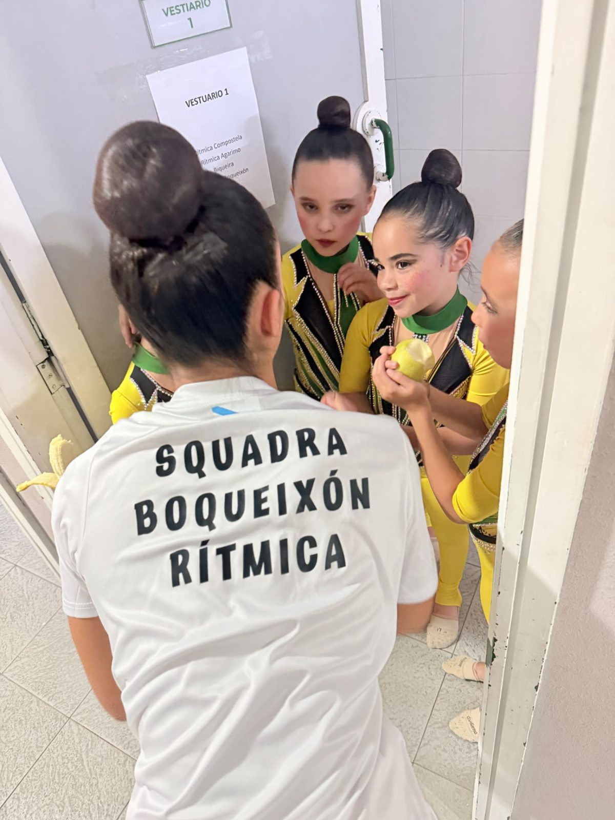 O equipo do Club Squadra Boqueixón entre actuacións en Marín