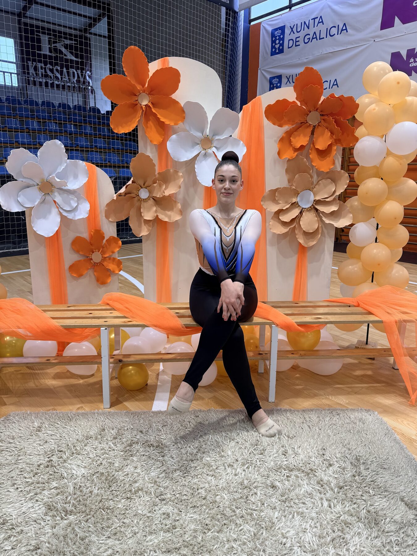 Ximnasta do club en pose individual
